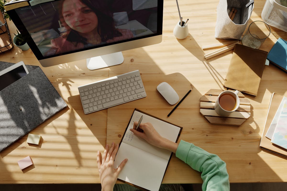 Student taking notes during a live online lesson